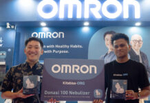Kasus ISPA di Kalimantan Jadi Perhatian, OMRON dan Kitabisa Salurkan 100 Nebulizer Mr Wataabe dan perwakilan kitabisa.org
